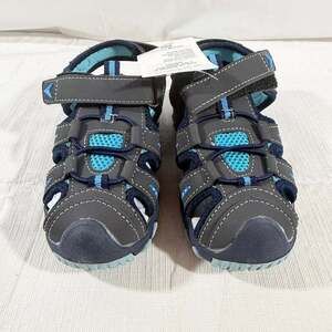 NEW with tags Apakowa toddler closed toe beach sandals size 9